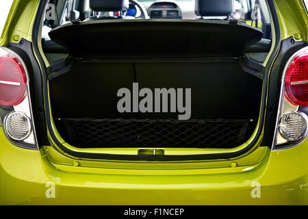 Kleine Stadt Auto Ladefläche - Großraumwagen Stamm Closeup. Transport-Foto-Sammlung. Stockfoto