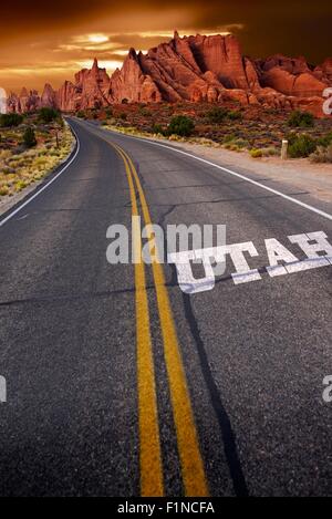 Willkommen in Utah - Reise nach Utah. Utah State Sandsteine Felslandschaft und die Autobahn mit Schild "Utah" drauf. U.S. reist Foto C Stockfoto