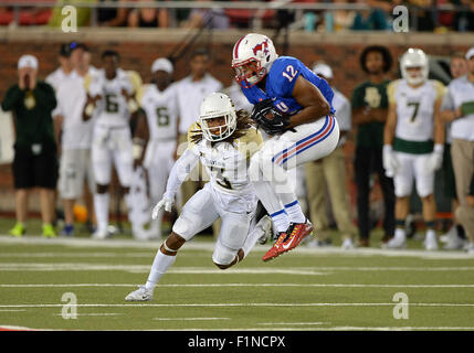 September: 04, 2015: Southern Methodist Mustangs Wide Receiver Xavier Castille (12) fängt den Ball gegen Baylor Bears Cornerback Tion Wright (3) während des Spiels zwischen der SMU Mustangs und der Baylor Bears im Gerald J Ford Stadium in Dallas, Texas. Baylor gewinnt gegen SMU, 56-21. Stockfoto