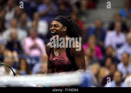 New York, USA. 4. September 2015. Serena Williams feiert einen Punkt in ihrem dritten Vorrundenspiel gegen Bethanie Mattek-Sands am US Open in Flushing Meadows, New York am 4. September 2015.  Williams gewann das Match in drei Sätzen, nachdem die erste zu verlieren auf Mattek-Sands festgelegt. Bildnachweis: Adam Stoltman/Alamy Live-Nachrichten Stockfoto