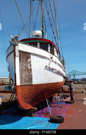 Boot ist bereit für Reparatur- und Wartungsarbeiten, Astoria, Oregon. Stockfoto