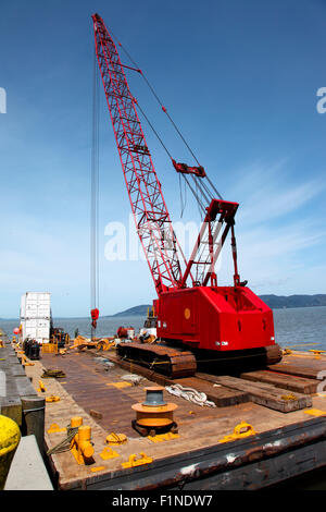 großer Kran auf einem Lastkahn Astoria, Oregon. Stockfoto