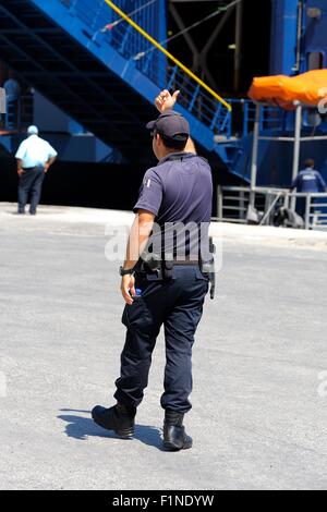 Port Authority Polizisten am Hafen Ormos Athinios Santorini Griechenland Stockfoto