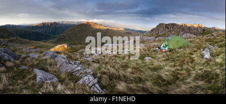 Kalten Hecht wild camp Panorama mit Blick auf Hecht O Blisko und Langdale Pikes, englischen Lake District, im Abendlicht Stockfoto