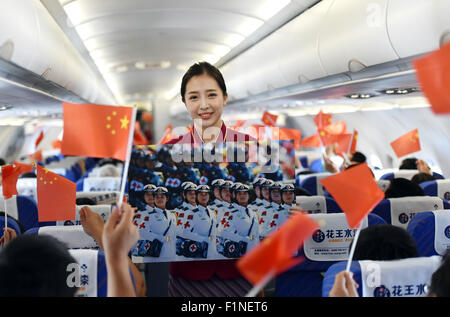 (150905)--Peking, 5. September 2015 (Xinhua)--A Flight Attendant zeigt Fotos von Peking Day Parade auf dem Flug CZ6366 von Peking, Hauptstadt von China, nach Haikou, der Hauptstadt der Provinz Süd-China Hainan, 5. September 2015. China Southern Airlines begann eine Veranstaltung namens "In Gedenken an Peking Day Parade" auf einem Flug von Beijing-Haikou Samstag, Parade Fotos für Passagiere. China am Donnerstag statt Gedenken Aktivitäten, einschließlich einer großen Militärparade anlässlich der 70. Jahrestag des Sieges von dem chinesischen Volk Krieg des Widerstands gegen die japanische Aggression und die Wor Stockfoto