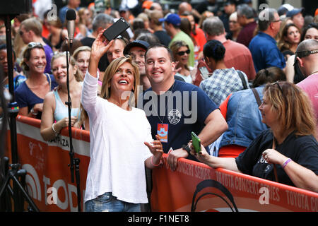 New York, USA. 4. September 2015. TV-Persönlichkeit Hoda Kotb (L) nimmt ein Selbstporträt mit einem Ventilator als Brad Paisley (nicht abgebildet) auf der Bühne bei NBC führt heute zeigen Konzertreihe am Rockefeller Plaza am 4. September 2015 in New York City. Bildnachweis: Debby Wong/Alamy Live-Nachrichten Stockfoto