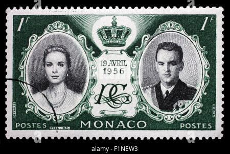 Briefmarke gedruckt in Monaco mit Porträt von Grace Kelly und Fürst Rainier, um ihre Ehe, ca. 1956 gedenken. Stockfoto