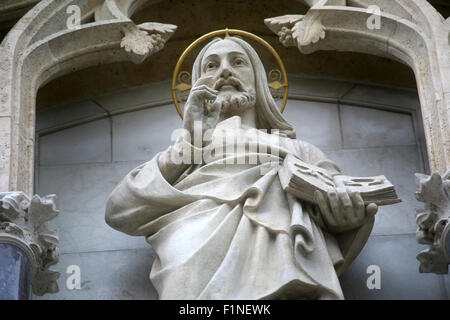 Statue von Christus dem Lehrer auf dem Portal der Kathedrale Mariä Himmelfahrt in Zagreb am 4. Juni 2011 gewidmet. Stockfoto