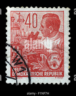 Gedruckt in DDR Stempel zeigt ein Chemiker, Chemiewerk w/o-Inschrift aus der Serie Arbeiter für die fünf-Jahres-Plan, ca. 1953 Stockfoto