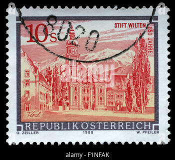 Briefmarke gedruckt in Österreich zeigt Wilten Abbey in Tirol aus der Serie Klöster und Abteien in Österreich, ca. 1988 Stockfoto