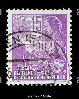 Briefmarke gedruckt in DDR (Deutsche Demokratische Republik - DDR) zeigt eine Frau auf die Teletype, ca. 1953 Stockfoto