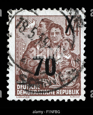 Briefmarke gedruckt in der DDR, zeigt eine Familienserie 5-Jahresplan, ca. 1955 Stockfoto