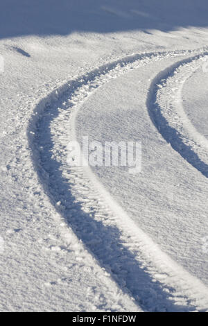 Reifenspuren auf frischem Schnee Stockfoto