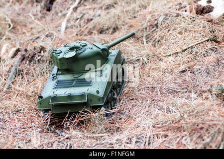 eine horizontale Blick auf die Rückseite eines Tanks in einem Wald Stockfoto