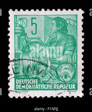 Briefmarke gedruckt in DDR zeigt eine Frau am Rad wechseln, ohne die Inschrift, ca. 1953 Stockfoto