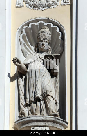 Der Heilige Gregorius auf dem Portal der Kirche der Unbefleckten Empfängnis der Jungfrau Maria in Lepoglava, Kroatien Stockfoto