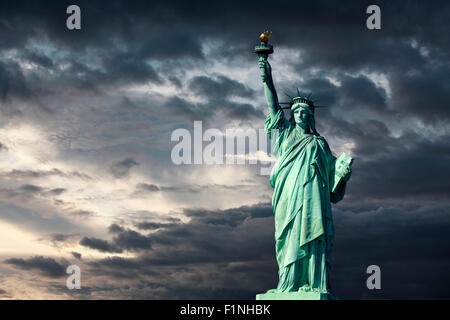 Freiheitsstatue auf Liberty Island in New York City. Isoliert auf Sonnenuntergang Stockfoto