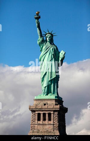 Freiheitsstatue auf Liberty Island in New York City. -auf blauen Himmelshintergrund isoliert Stockfoto