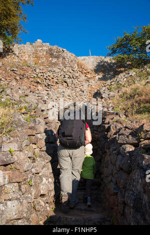 Groß-Simbabwe Ruinen Hügel komplexe Menschen klettern Stockfoto