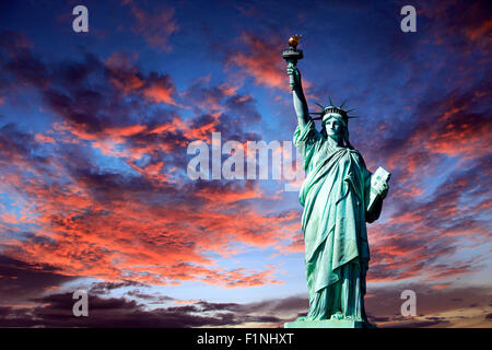 Freiheitsstatue auf Liberty Island in New York City. Isoliert auf Sonnenuntergang Stockfoto