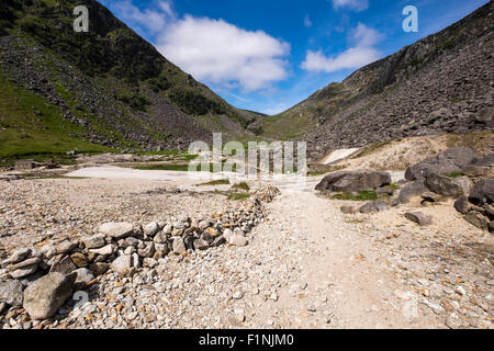 Pfad durch die verlassenen Bergleute Dorf an der Spitze des oberen Sees in Glendalough, County Wicklow, Ireland. Stockfoto