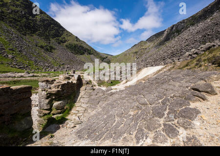 Pfad durch die verlassenen Bergleute Dorf an der Spitze des oberen Sees in Glendalough, County Wicklow, Ireland. Stockfoto