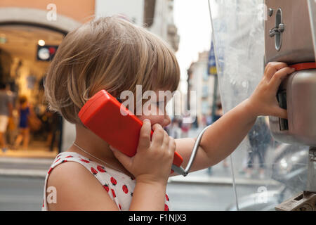 Outdoor-Porträt von kleinen blonden Mädchen am städtischen Straße Telefon Stockfoto