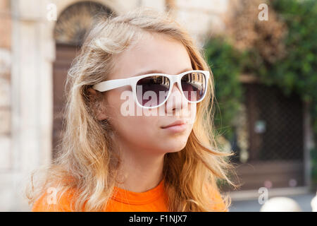 Blonde Teenager-Mädchen in Sonnenbrille, urban Sommer outdoor Closeup portrait Stockfoto