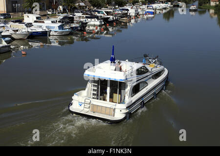 Navigation auf der Rhone-Sete Kanal, Marina von Saint Gilles, Gard, Languedoc Roussillon, Frankreich Stockfoto