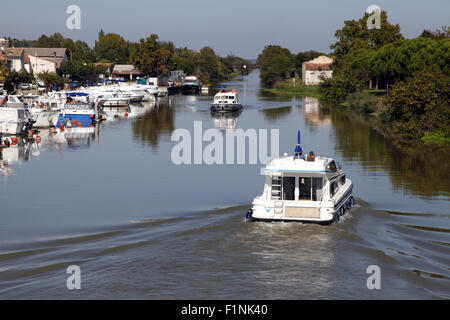 Navigation auf der Rhone-Sete Kanal, Marina von Saint Gilles, Gard, Languedoc Roussillon, Frankreich Stockfoto