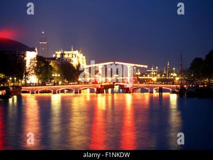 Magere Brug (Magere Brücke) über den Fluss Amstel in der Abenddämmerung, Amsterdam, Holland, Niederlande, Europa. Stockfoto