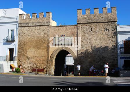 Blick auf die Puerta de Jerez Stadttor, Tarifa, Costa De La Luz; Provinz Cadiz, Andalusien, Spanien, Westeuropa. Stockfoto