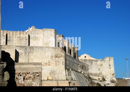 Blick auf die Burg Guzman el Bueno, Tarifa, Costa De La Luz; Provinz Cadiz, Andalusien, Spanien, Westeuropa. Stockfoto