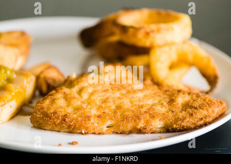 Marks und Spencer glutenfrei Cod Fish And Chips mit Gluten freie Zwiebelringe paniert Stockfoto