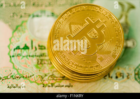 Bitcoins auf einer Banknote Vereinigte Arabische Emirate Stockfoto