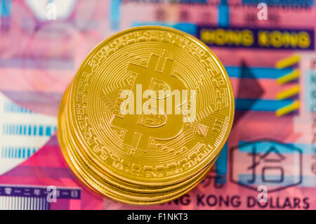 Bitcoins auf einer Hong Kong-Dollar-banknote Stockfoto