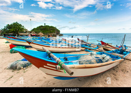 Traditionelle Fischerboote am Strand von Drini auf Java, Indonesien Stockfoto