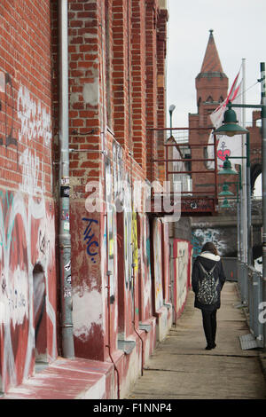 Europa; Deutschland; Berlin; Graffiti; Street-Art; Straße; Straße; Aufbau; Mädchen; Zu Fuß erreichen; Oberbaum; Brücke; Fluss; Spree Stockfoto