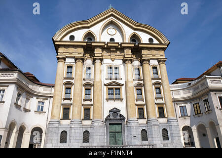 Ursulinen-Kirche der Heiligen Dreifaltigkeit in Ljubljana, der Hauptstadt Sloweniens. Die Kirche wurde zwischen 1718 und 1726 erbaut. Stockfoto