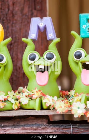 ein Frosch ein Buchstabe M über seinem Kopf fest Stockfoto