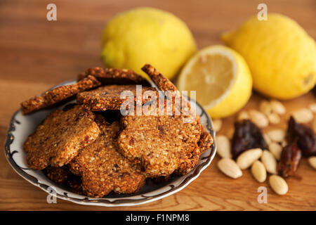 Gluten freie Ingwer Plätzchen mit Mandeln, Datteln und Kardamom Stockfoto