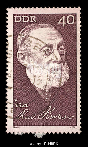 Gedruckt in DDR Stempel zeigt den 150. Jahrestag der Geburt von Rudolf Virchow. Anthropologe, ca. 1971 Stockfoto