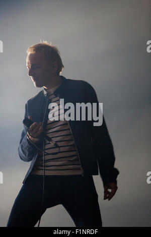 Irland. 4. September 2015. Karl Hyde (im Bild), der britische Elektro-Band Unterwelt Durchführung auf der Bühne in der ersten Nacht auf Irlands größte Festival, Electric Picnic 2015 Credit: Darren McLoughlin/Alamy Live News Stockfoto