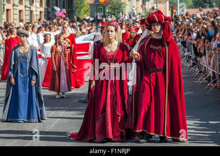 Teilnehmer in historischen Kleidern auf mittelalterliche Parade in Alba, Italien. Stockfoto