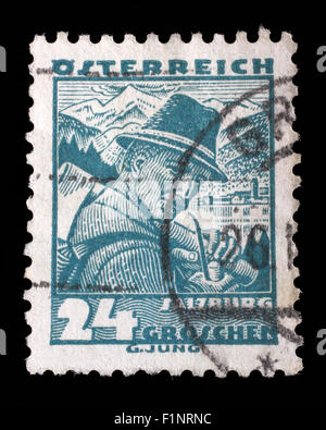 Briefmarke gedruckt in Österreich zeigt einen Mann in der österreichischen nationalen Kleid mit der Aufschrift "Salzburg", ca. 1934 Stockfoto
