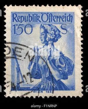 Briefmarke gedruckt in Österreich zeigt Bild Frau in nationalen österreichischen Kostüme, Wien, 1853, Serie, ca. 1951 Stockfoto