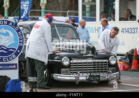 Madeira Drive, City of Brighton & Hove, East Sussex, Großbritannien. The Madeira Drive, City of Brighton & Hove, East Sussex, Großbritannien. Frosts Brighton Speed Trials ist ein aufregendes, actiongeladenes Rennen für Zuschauer und Teilnehmer gleichermaßen. Über zweihundert Autos und Motorräder stehen bereit, um einen zeitgesteuerten Run auf den Madeira Drive zu Unternehmen und dabei hohe Geschwindigkeiten zu erreichen. 5.. September 2015 Stockfoto