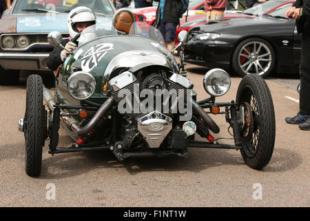 Madeira Drive, City of Brighton & Hove, East Sussex, Großbritannien. The Madeira Drive, City of Brighton & Hove, East Sussex, Großbritannien. Frosts Brighton Speed Trials ist ein aufregendes, actiongeladenes Rennen für Zuschauer und Teilnehmer gleichermaßen. Über zweihundert Autos und Motorräder stehen bereit, um einen zeitgesteuerten Run auf den Madeira Drive zu Unternehmen und dabei hohe Geschwindigkeiten zu erreichen. 5.. September 2015 Stockfoto