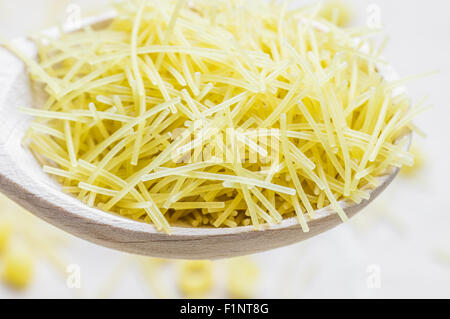 Pasta-Nudeln in einen Holzlöffel Nahaufnahme Stockfoto