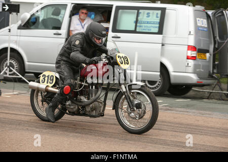 Madeira Drive, City of Brighton & Hove, East Sussex, Großbritannien. Frosts Brighton Speed Trials ist ein aufregendes, actiongeladenes Rennen für Zuschauer und Teilnehmer gleichermaßen. Über zweihundert Autos und Motorräder stehen bereit, um einen zeitgesteuerten Run auf den Madeira Drive zu Unternehmen und dabei hohe Geschwindigkeiten zu erreichen. 5.. September 2015 Stockfoto